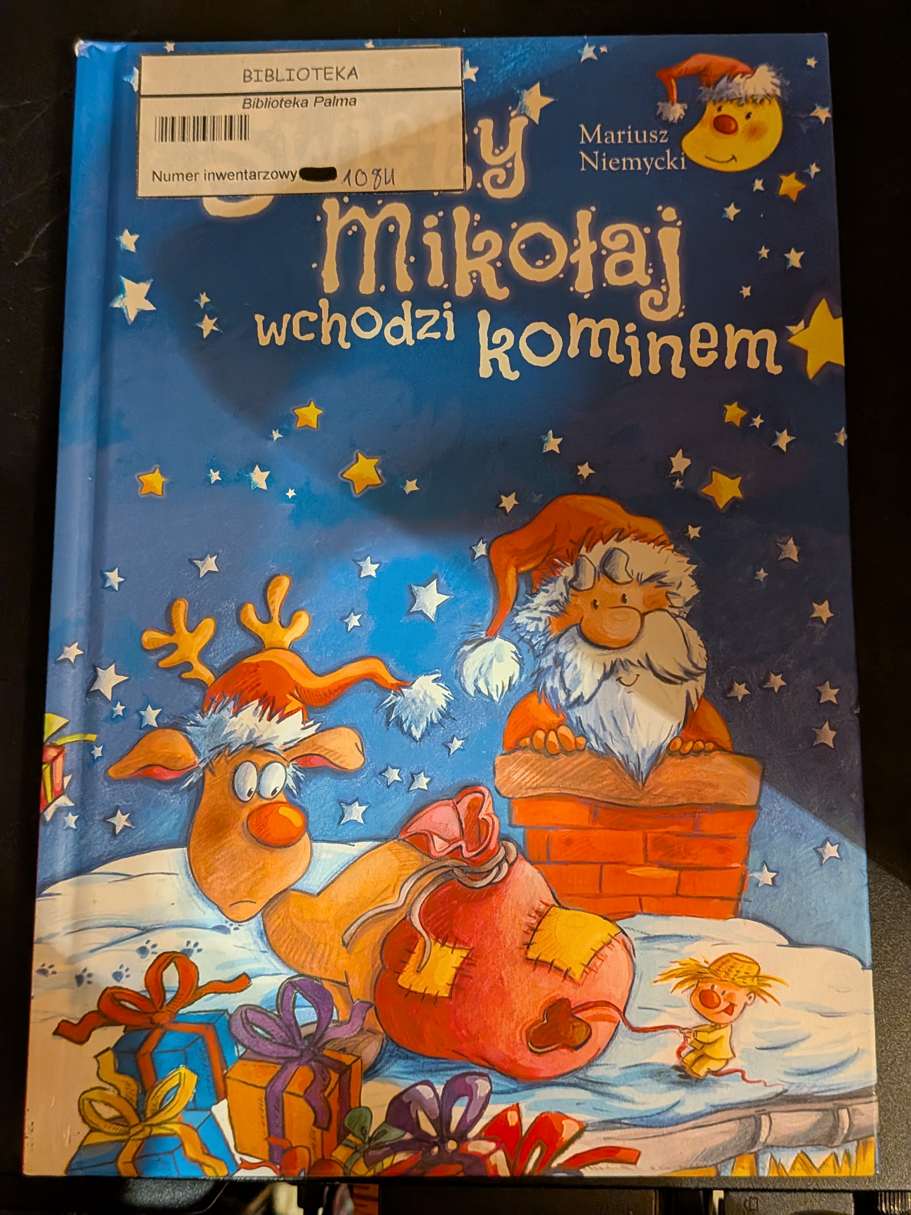 Świety Mikołaj wchodzi kominem